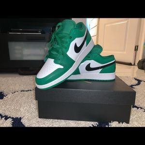 NWT Jordan 1 Pine Green Lows size 7 GS/8.5 women
